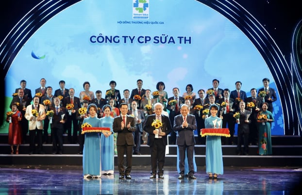  Ông Ngô Minh Hải - Chủ tịch HĐQT - Tập đoàn TH, đón nhận danh hiệu “Thương hiệu quốc gia Việt Nam năm 2020” cho 4 nhóm sản phẩm được vinh danh.  