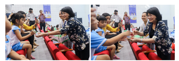   Phó Chủ tịch nước Đặng Thị Ngọc Thịnh trao những hộp sữa học đường cho trẻ em tham gia ngày hội  