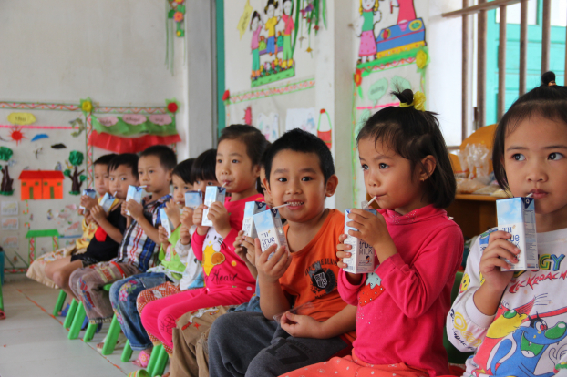  Niềm vui của học sinh một trường mẫu giáo ở tỉnh Nghệ An khi uống sữa học đường TH school MILK. Đây là một trong những sản phẩm được vinh danh Thương hiệu quốc gia Việt Nam năm 2020.  