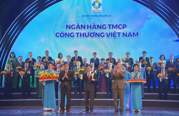   Ông Trần Văn Tần - đại diện VietinBank nhận giải Thương hiệu Quốc gia năm 2020  