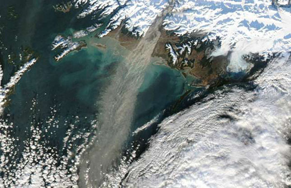  Bão bụi ở Alaska, Mỹ do gió cuốn bụi từ va chạm của các tảng băng trôi đâm vào đá, ảnh chụp vào năm 2017.  