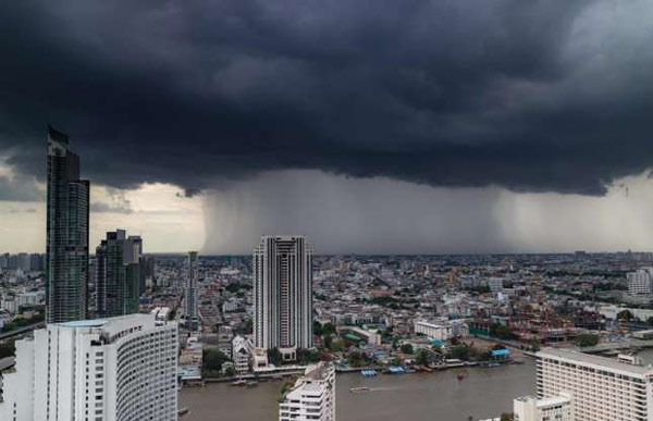   Hình ảnh đáng sợ này thường xuyên diễn ra trong mùa mưa ở Bangkok (Thái Lan) từ tháng 8 - 10 hàng năm.  