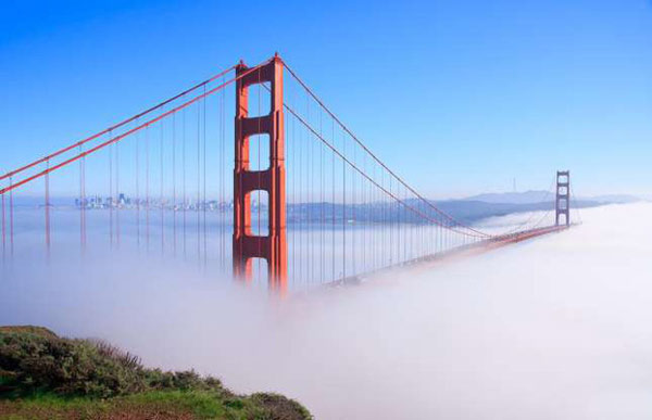   Cầu Cổng Vàng (San Francisco, Mỹ) trông như con đường dẫn tới thiên đàng khi được sương mù bao phủ.  