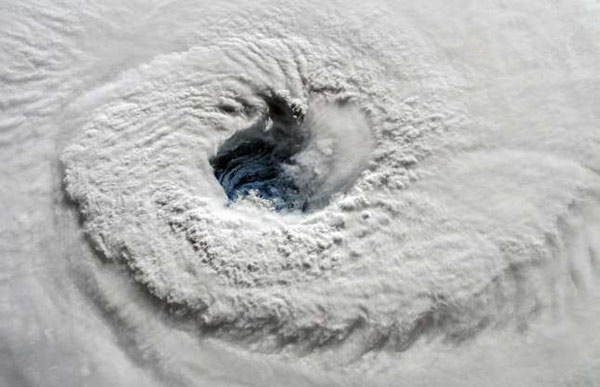   Mắt bão Florence ở Bắc Caroline, Florida (Mỹ) năm 2018 được chụp từ vệ tinh cho thấy sức mạnh khủng khiếp của nó.  