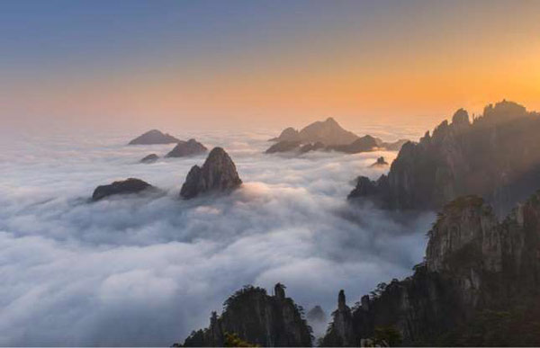   Những đám mây tầm thấp trắng xóa bao phủ các đỉnh núi ở Hoàng Sơn, Trung Quốc.  