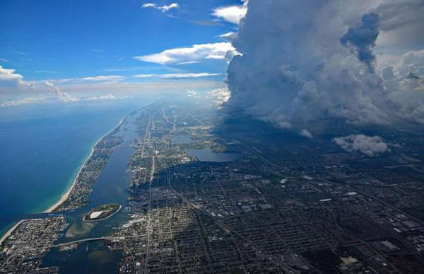   Cảnh tượng những cơn mây đen đang vần vũ trên bầu trời West Palm, Florida (Mỹ), báo hiệu một cơn bão sắp ập tới.  