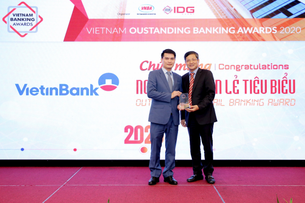   Giám đốc Khối Bán lẻ VietinBank – Ông Đàm Hồng Tiến nhận giải tại sự kiện  