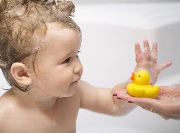 Vì sao vịt cao su trong nhà tắm có thể gây nguy hiểm cho con bạn? 0