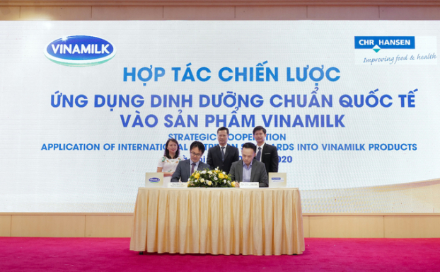   Ông Phan Minh Tiên và ông Dương Quang Vinh, Trưởng đại diện của tập đoàn CHR Hansen tại Việt Nam thực hiện ký kết hợp tác. Ảnh: Vinamilk  