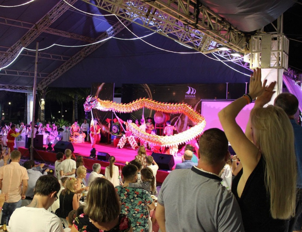   Không khí tưng bừng với tiết mục múa rồng đặc sắc mang đến cho du khách những kỷ niệm đong đầy cảm xúc tại Riviera  