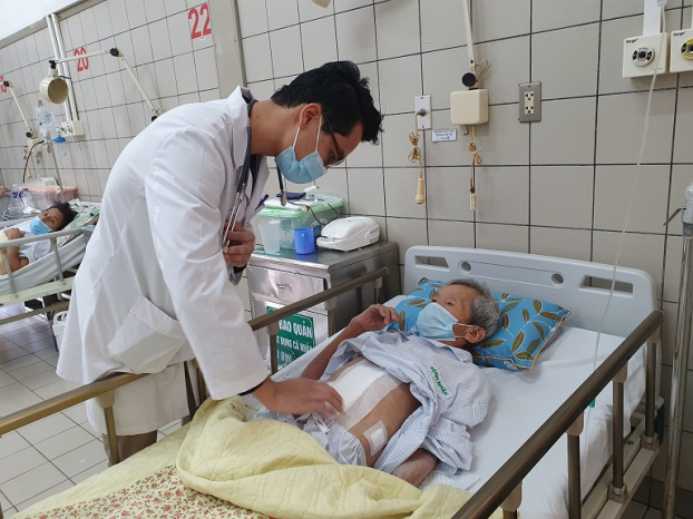   Bác sĩ Nguyễn Trung Kiên thăm khám, kiểm tra sức khỏe cho bệnh nhân  