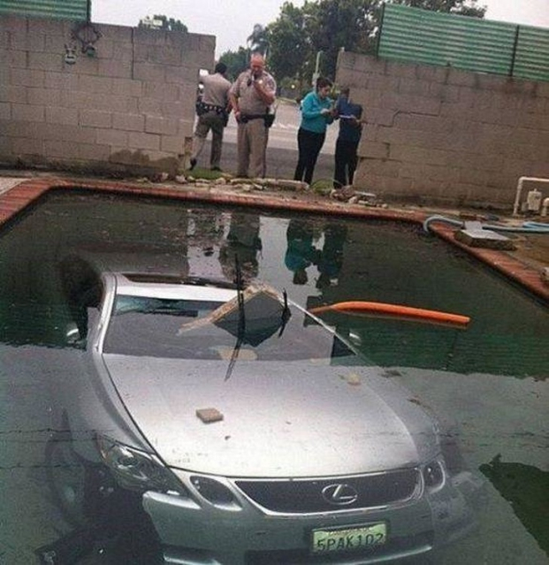   Rửa xe miễn phí: mời lái thẳng xuống hồ bơi  