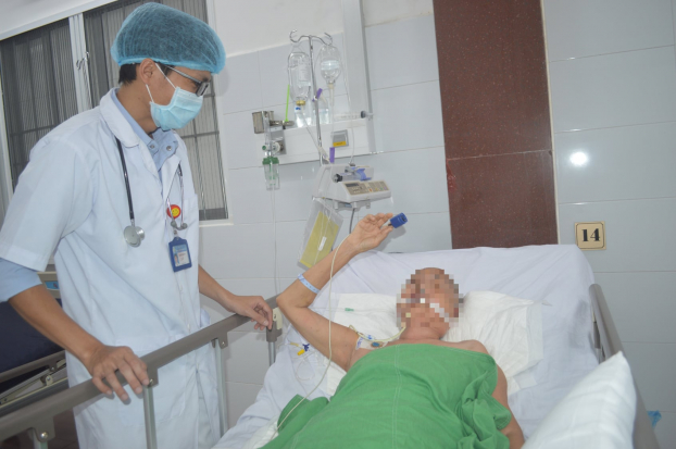   Một bệnh nhân bị đột quỵ đang được bác sĩ của BV ĐK Trung ương Cần Thơ thăm khám  