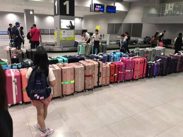   Sân bay sắp xếp hành lý theo màu để khách dễ tìm thấy.  