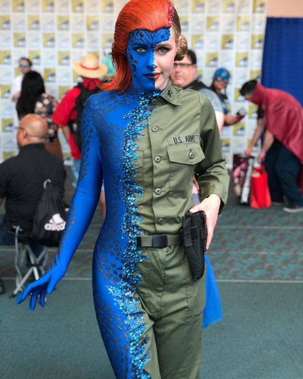   Cosplay Mystique đang biến hình nửa chừng  