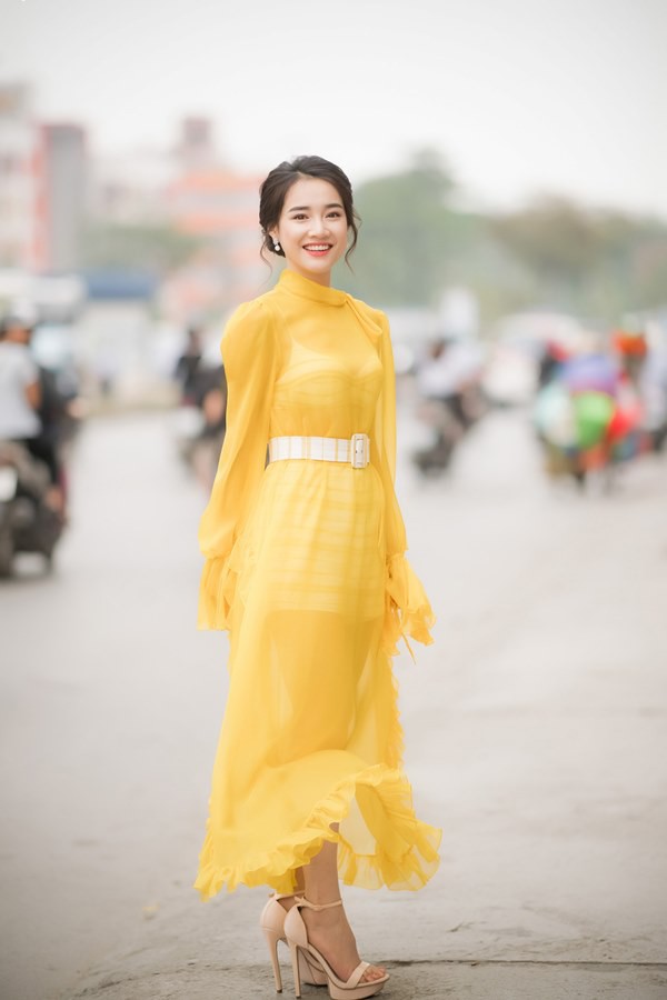 Sao Việt mặc váy áo rườm rà: Kẻ như khoác rèm cửa đi sự kiện, Nhã Phương xinh nhưng sến 4