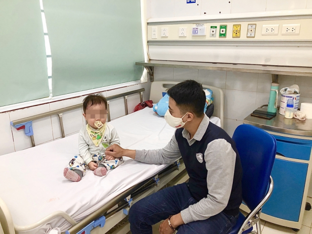  Nhiều trẻ nhỏ bị cúm đang điều trị tại bệnh viện Nhi Trung ương.  