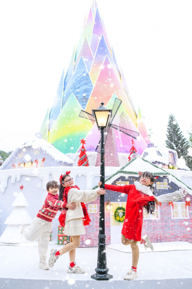 Giáng sinh tuyết trắng cùng búp măng Noel cao nhất Việt Nam tại Ecopark 4