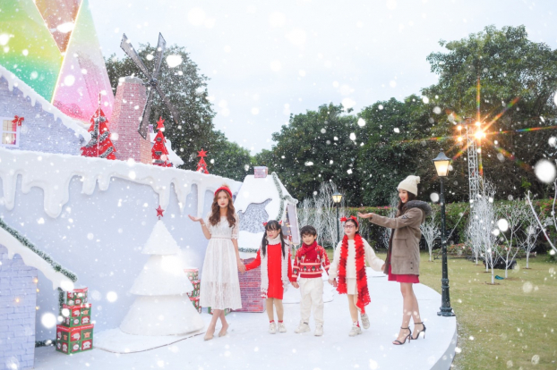 Giáng sinh tuyết trắng cùng búp măng Noel cao nhất Việt Nam tại Ecopark 7