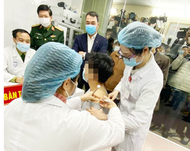   Hôm nay tiêm thử nghiệm vắc-xin Nanocovax của Việt Nam trên 3 người đầu tiên. Ảnh: BYT.  