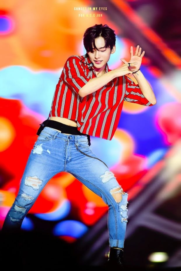 Nam thần Kpop đọ sắc với áo croptop: Kai (EXO) khoe eo 'đỉnh của chóp', Jin sexy ná thở 9