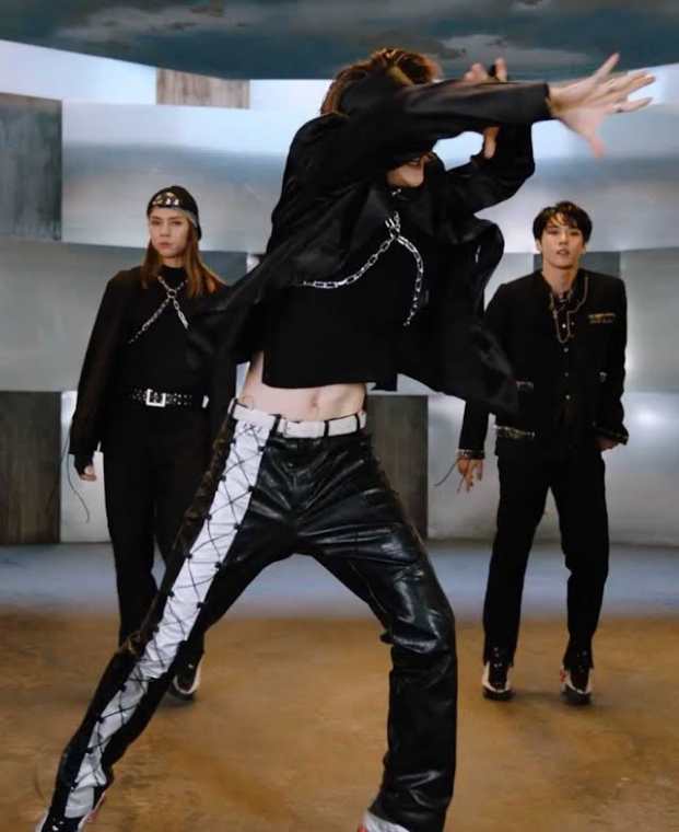 Nam thần Kpop đọ sắc với áo croptop: Kai (EXO) khoe eo 'đỉnh của chóp', Jin sexy ná thở 6