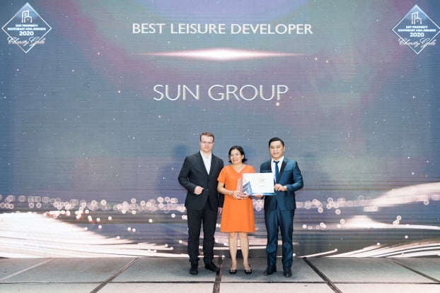   Bà Nguyễn Lâm Nhi Thùy (giữa) , đại diện Sun Group nhận giải thưởng “Nhà phát triển công trình vui chơi giải trí tốt nhất Đông Nam Á 2020”  
