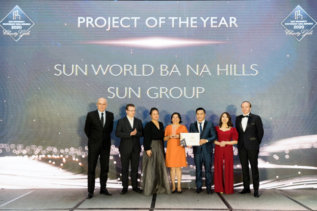   Bà Nguyễn Lâm Nhi Thùy (giữa), đại diện Sun Group nhận giải thưởng “Dự án của năm tại khu vực Đông Nam Á do nhà đầu tư bình chọn” dành cho Sun World Ba Na Hills  