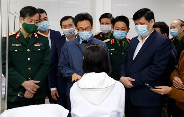   Phó Thủ tướng Vũ Đức Đam và Bộ trưởng Bộ Y tế Nguyễn Thanh Long thăm tình nguyện viên tiêm vắc-xin COVID-19.  