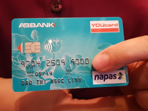   Thay bằng thẻ ATM gắn chip.  