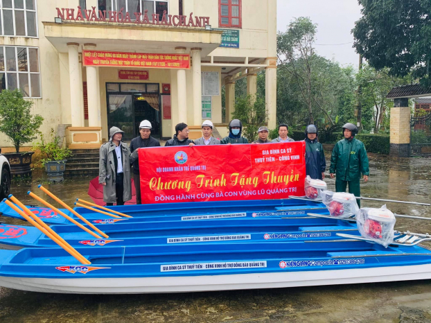 Thủy Tiên - Công Vinh tặng 10 thuyền máy cho các thôn ở Hải Lăng, Quảng Trị 1