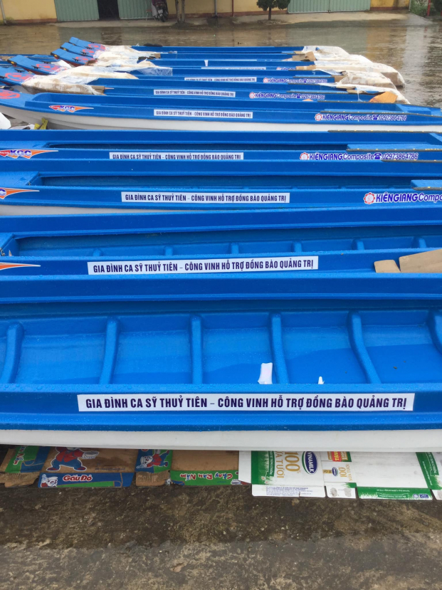 Thủy Tiên - Công Vinh tặng 10 thuyền máy cho các thôn ở Hải Lăng, Quảng Trị 2