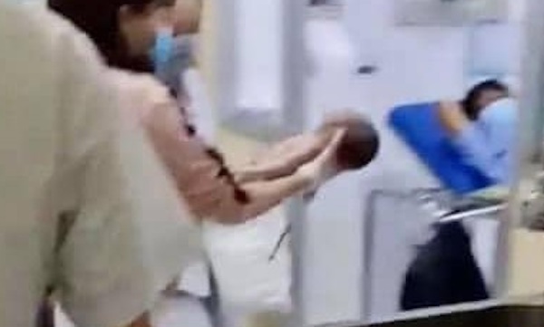 Cô gái 18 tuổi đẻ rơi con trong nhà vệ sinh, hoảng sợ bỏ luôn vào thùng rác 0