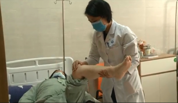   TS.BS Nguyễn Ngọc Tâm thăm khám cho bệnh nhân xương khớp  