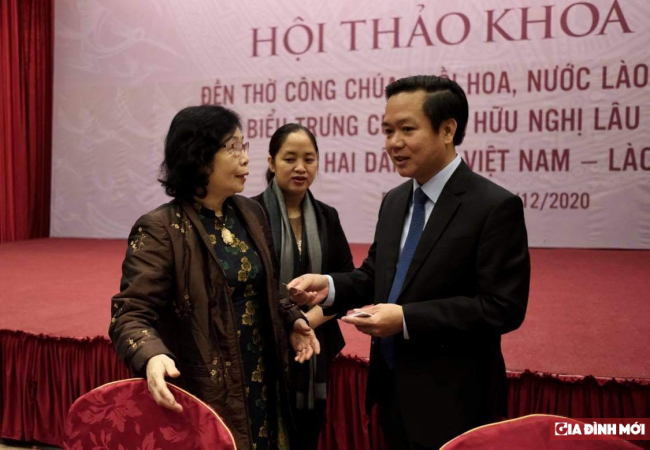   GS.TS Lê Thị Quý trao đổi với ông Phạm Quang Ngọc - Chủ tịch UBND tỉnh Ninh Bình tại hội thảo  