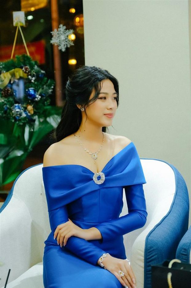 Hoa hậu Đỗ Thị Hà đụng độ váy áo với Hari Won: Body lấn lướt nhưng nhan sắc gây thất vọng 4