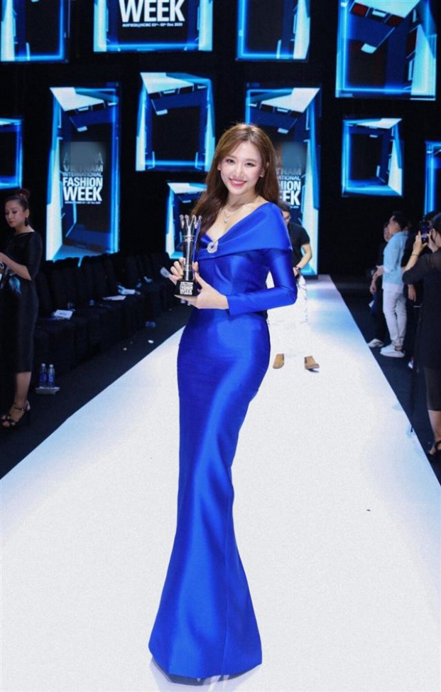 Hoa hậu Đỗ Thị Hà đụng độ váy áo với Hari Won: Body lấn lướt nhưng nhan sắc gây thất vọng 1