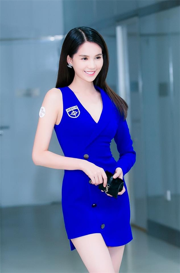 Sao Việt đọ sắc khi mặc váy xanh navy: Ngọc Trinh nuột nà miễn chê, Đỗ Thị Hà già chát 2