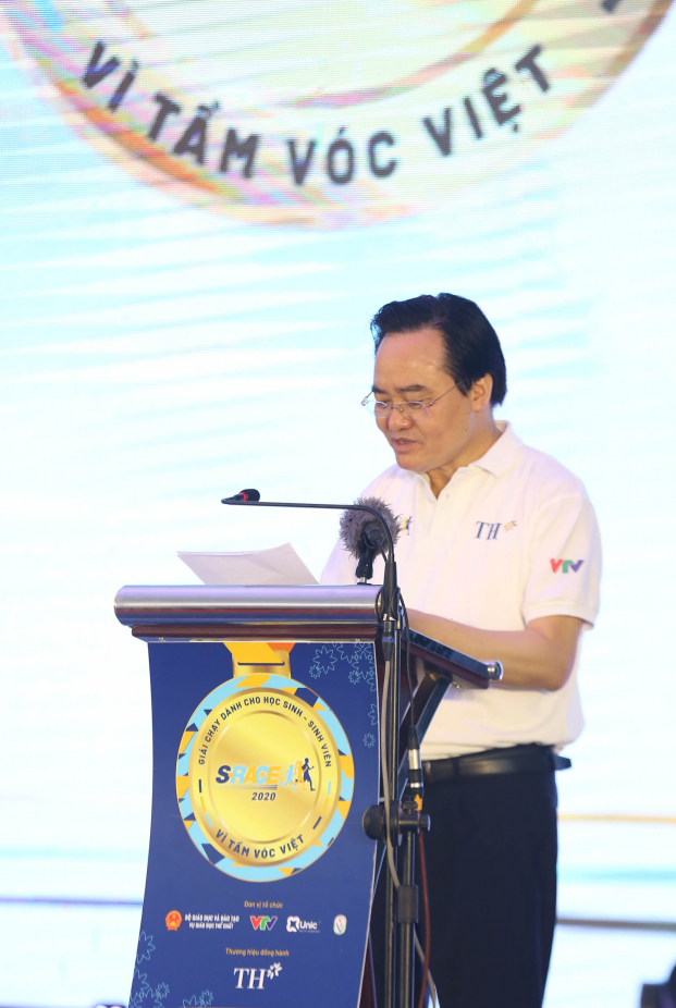   Ông Phùng Xuân Nhạ, Bộ trưởng Bộ Giáo dục và Đào tạo phát biểu khai mạc S-Race 2020.  