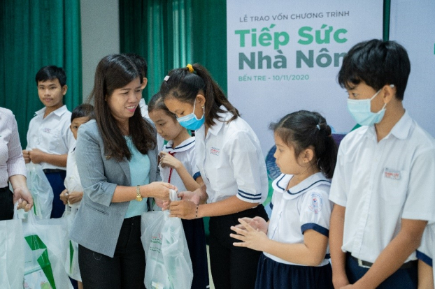   Ngoài ra, chương trình còn tạo điều kiện cho con em các gia đình tham gia có thành tích tốt sẽ được trao học bổng hằng năm, tùy theo học lực của các em.  