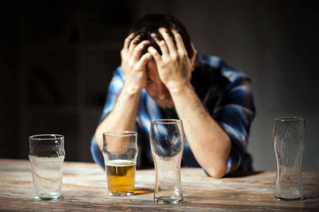   Uống nhiều rượu bia, stress... là những nguyên nhân khiến ngày càng nhiều người trẻ tuổi bị đột quỵ. Ảnh minh họa  