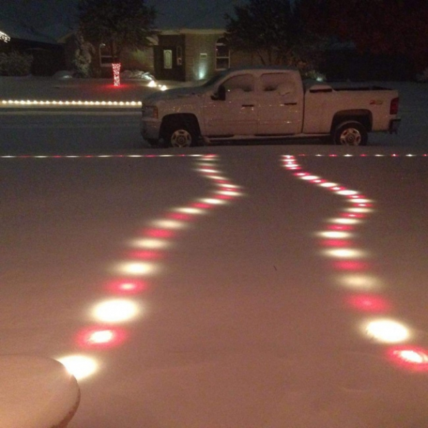   Những dây đèn giáng sinh bị tuyết che phủ nhưng vẫn tạo nên hiệu ứng thật đẹp  