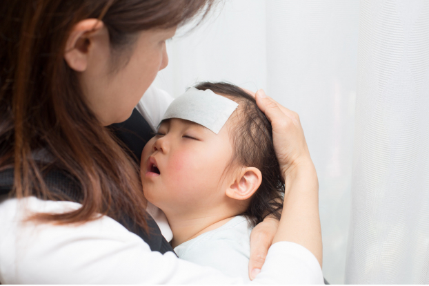   Trẻ bị viêm đường hô hấp trên mức độ nhẹ thường được bác sĩ chỉ định cho chăm sóc, theo dõi và điều trị tại nhà. Ảnh minh họa  