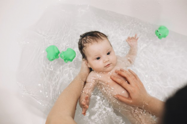 4 sai lầm khi tắm cho con vào mùa đông mà cha mẹ hay mắc khiến con đau ốm triền miên 0