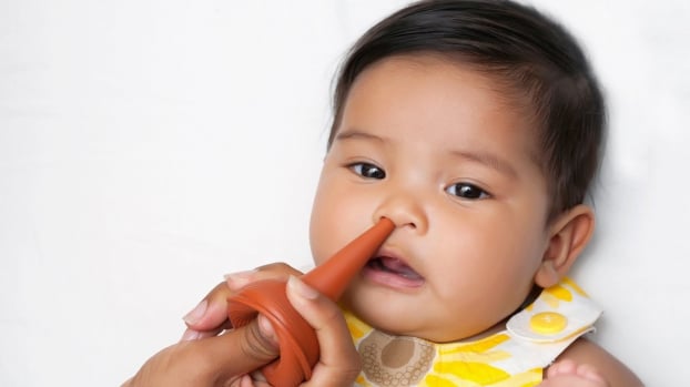   Thường xuyên vệ sinh mũi họng cho trẻ để phòng tránh các bệnh đường hô hấp. Ảnh minh họa  