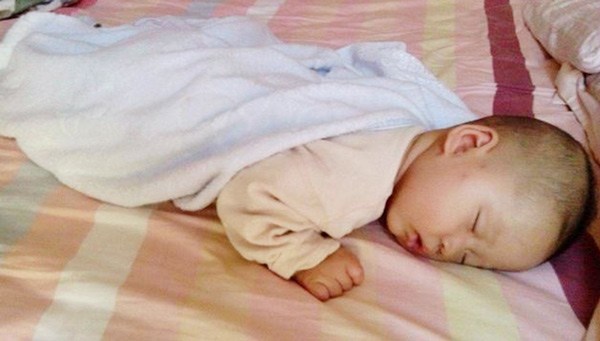 3 biểu hiện khi trẻ ngủ chứng tỏ cha mẹ cho con ăn quá nhiều, dạ dày tổn thương 0