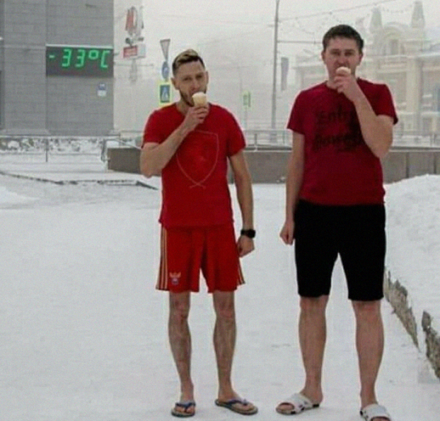   Hai anh chàng người Nga ăn kem ở nhiệt độ -33 độ C  
