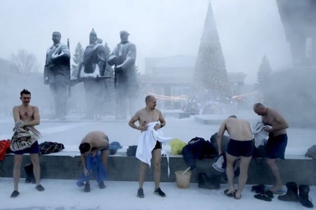   Các thành viên của một câu lạc bộ huấn luyện sau khi ngâm mình trong nước lạnh ở Quảng trường Lenin, Novosibirsk  