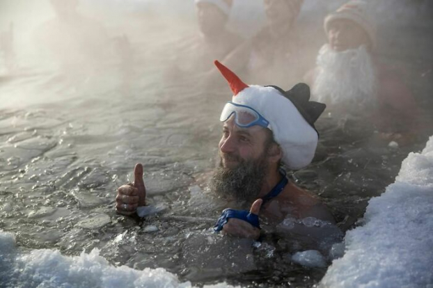   Bất chấp lạnh giá, nhiều người vẫn thích thú ngâm mình trong sông băng  