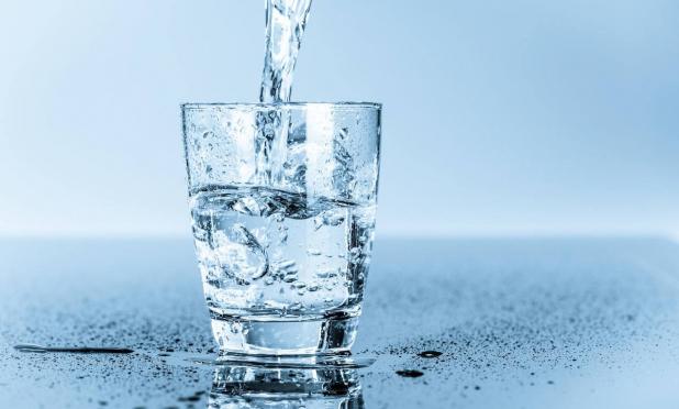 Suýt mất mạng vì uống quá nhiều nước để 'chữa' COVID-19: Bao nhiêu là quá nhiều? 1